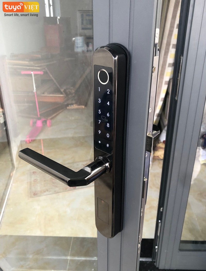 Lap khoa van tay cho cua Xingfa tai Hoa Binh