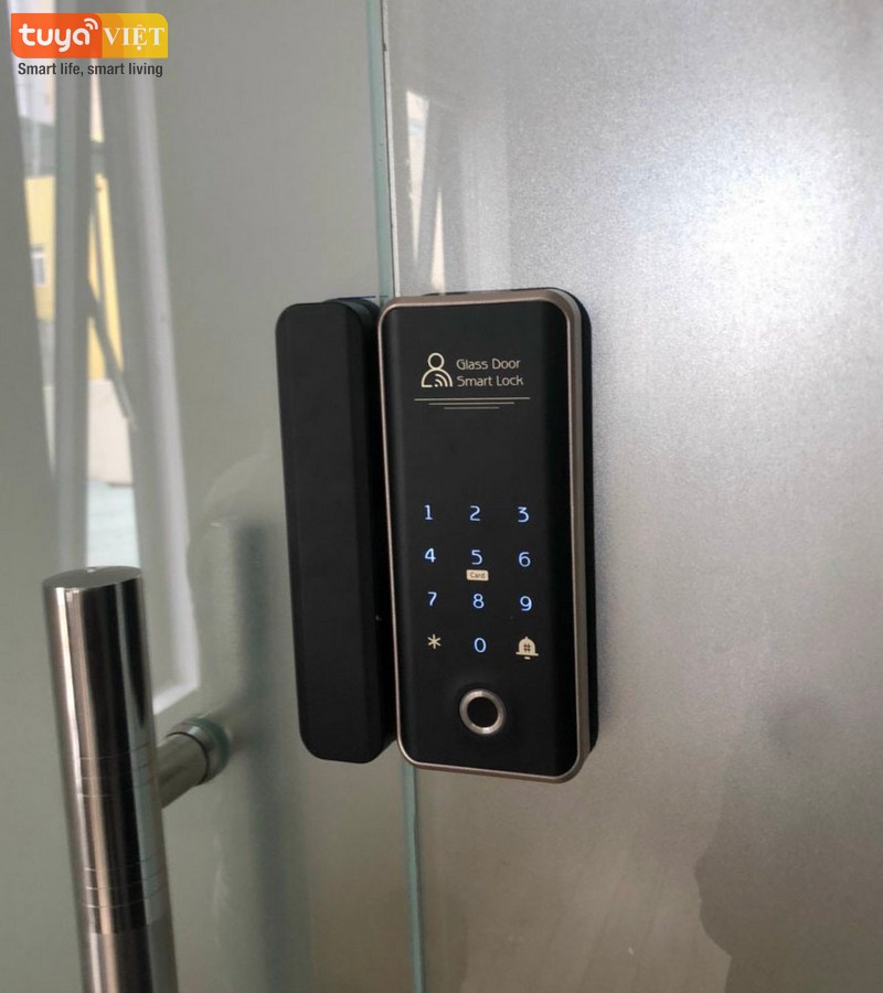 Lap khoa van tay cho cua kinh mo vao ra tai Hoa Binh