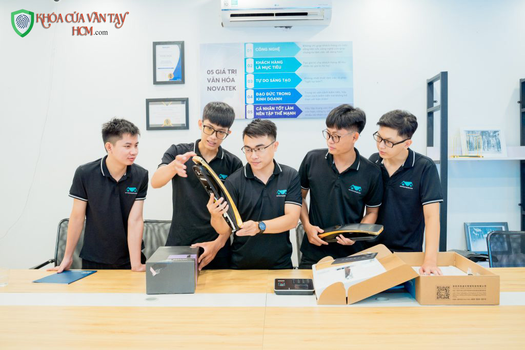 Thợ lắp khóa cửa điện tử, khóa cửa vân tay HCM chuyên nghiệp